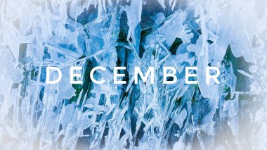 Aralık ayında buzul arka planda, nehir suyu dondu ve güneş ışığı altında parlayan güzel desenler ortaya çıktı, üzerinde yazıtlara göre, kış havası yaratıyor..