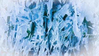 Kış ayının aralık ayında, buzul arka planda, nehrin suyu dondu ve güzel desenler ortaya çıktı, güneşin altında parlayarak, kış havası yarattı..