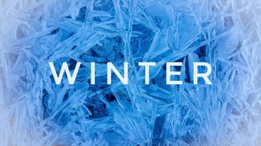 Aralık ayında buzul arka planda, nehir suyu dondu ve güneş ışığı altında parlayan güzel desenler ortaya çıktı, üzerinde yazdığına göre kış havası yaratıyor..