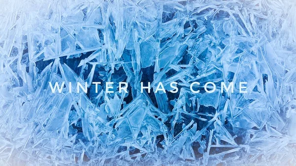 Aralık ayında buzul arka planda, nehir suyu dondu ve güneş ışığı altında ışıldayan güzel desenler ortaya çıktı. Kış havası yaratıyor.