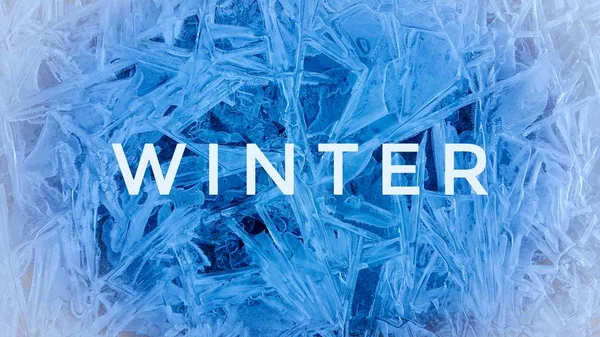 Aralık ayında buzul arka planda, nehir suyu dondu ve güneş ışığı altında parlayan güzel desenler ortaya çıktı, üzerinde yazdığına göre kış havası yaratıyor..