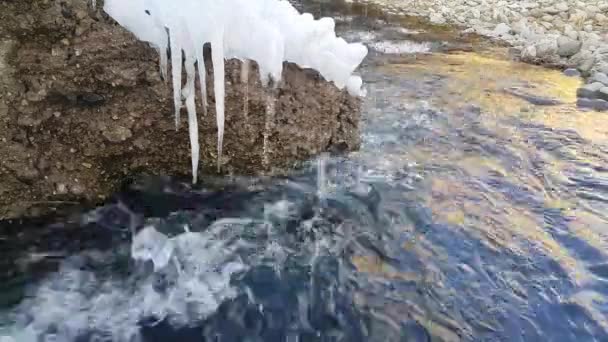 Winter Schlagen Das Wasser Auf Einem Großen Stein Der Das — Stockvideo
