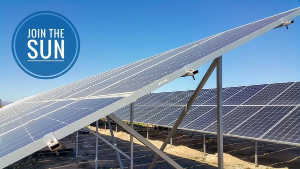 太阳能电池板安装在地面上 阳光照射在地面上 环保可再生能源 廉价而现代的发电方式 与太阳相连 — 图库照片