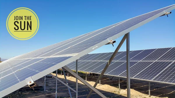 Solpaneler Installeras Marken Faller Solljus Den Miljövänlig Förnybar Energi Billigt — Stockfoto