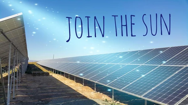 太阳能电池板安装在地面上 阳光照射在地面上 环保可再生能源 廉价而现代的发电方式 与太阳相连 — 图库照片