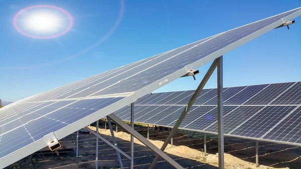 Painéis Solares Instalados Chão Luz Solar Cai Sobre Ele Energia — Fotografia de Stock