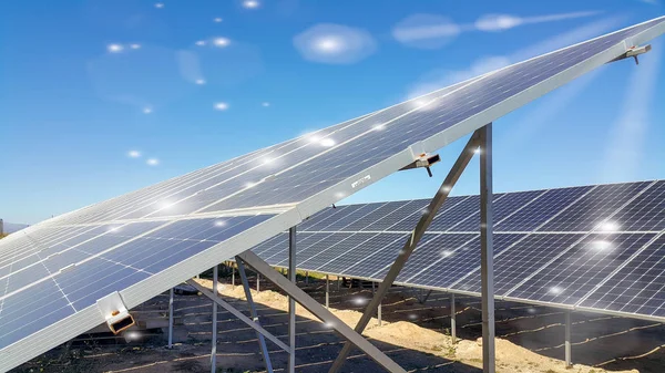 安装在地面上的太阳能电池板 阳光照射在其上 环保的可再生能源 廉价而现代的发电方式 — 图库照片