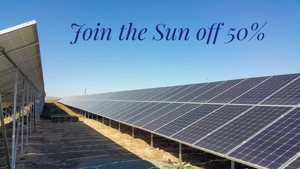Solární Panely Jsou Instalovány Zemi Dopadá Sluneční Světlo Obnovitelné Zdroje — Stock fotografie