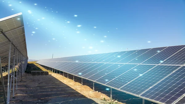 安装在地面上的太阳能电池板 阳光照射在其上 环保的可再生能源 廉价而现代的发电方式 — 图库照片