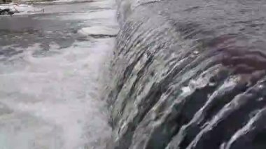 Kış mevsiminde küçük bir dağ nehri, soğuk buzulların olduğu, güzel bir kış manzarası..