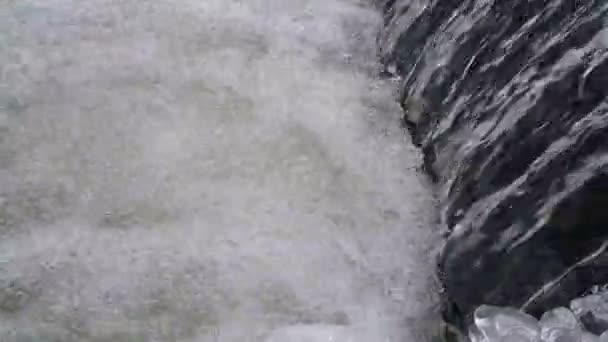 Een Kleine Bergrivier Het Winterseizoen Waar Koude Gletsjers Waren Een — Stockvideo
