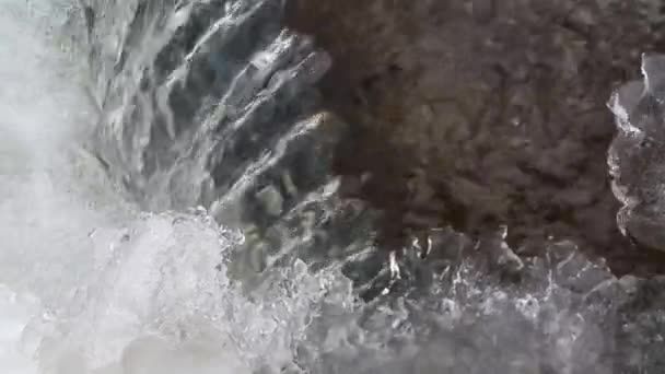 Mała Górska Rzeka Sezonie Zimowym Gdzie Były Zimne Lodowce Piękny — Wideo stockowe