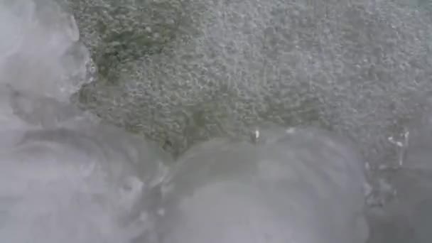 Een Kleine Bergrivier Het Winterseizoen Waar Koude Gletsjers Waren Een — Stockvideo