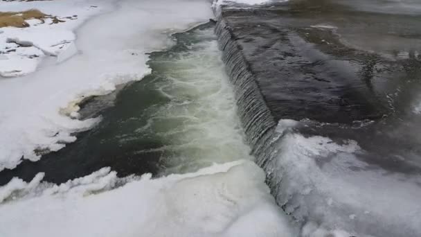 Ένα Μικρό Ποτάμι Του Βουνού Κατά Χειμερινή Περίοδο Όπου Υπήρχαν — Αρχείο Βίντεο