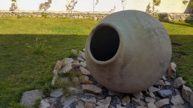 Seramik sürahi. Elle yapılmış büyük bir kil çömlek. Terracotta tabakları kahverengi..