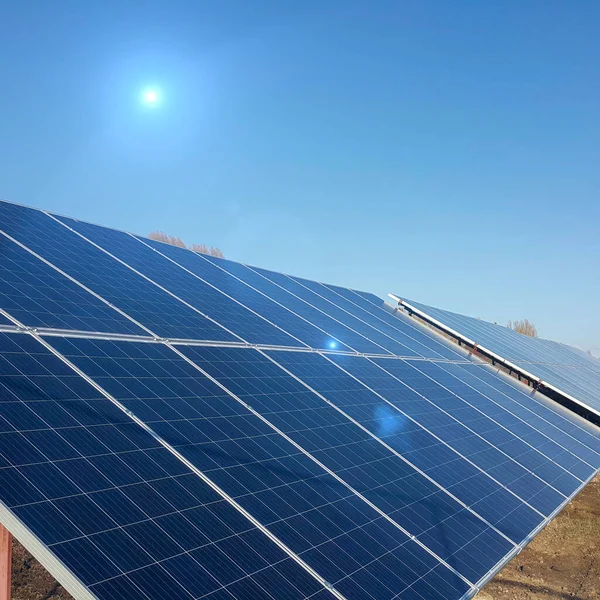 用于贵公司广告的太阳能电池板 在无云的天空中 太阳光自由地穿透大地 节约阳光下的家庭预算 降低能源成本 可再生能源 — 图库照片