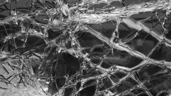 Arabanın ön camının kırılması. Cam kıymığı. Arabayla ilgili bir kaza. Tehlikeli bir trafik kazası. Trafik kazası. Cam arka plan. Siyah beyaz fotoğraf..