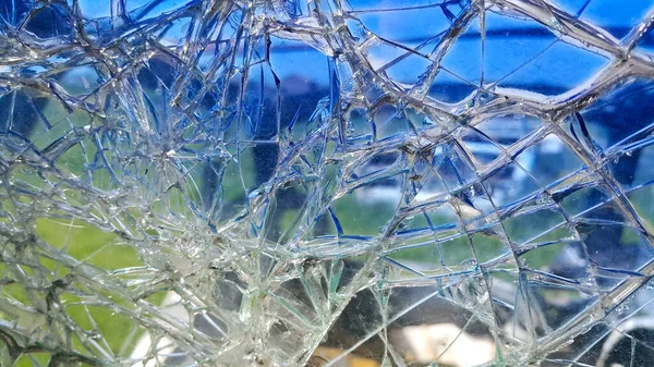 Arabanın ön camının kırılması. Cam kıymığı. Arabayla ilgili bir kaza. Tehlikeli bir trafik kazası. Trafik kazası. Cam arkaplan.