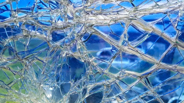 Arabanın ön camının kırılması. Cam kıymığı. Arabayla ilgili bir kaza. Tehlikeli bir trafik kazası. Trafik kazası. Cam arkaplan.