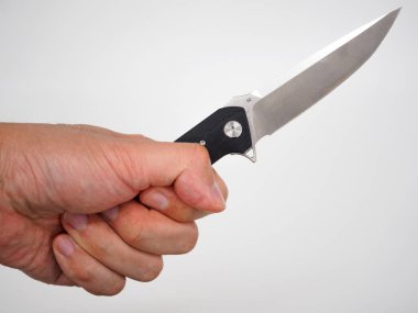 Beyaz arka planda izole edilmiş bir çakıyı tutan el.