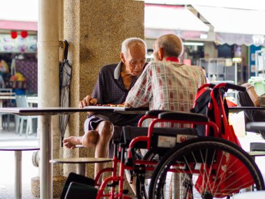 Singapur, 12 Nisan 2019 - İki yaşlı erkek emekli / emekli Çin satrancının tadını çıkarıyor