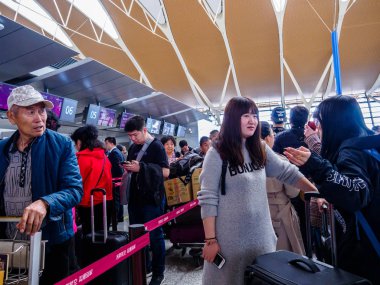 Baiyun Havaalanı, Guangzhou, Çin - 13 Mar 2019 - Gezginler Baiyun Havaalanı Terminali 'ne uçmadan önce giriş yaptılar
