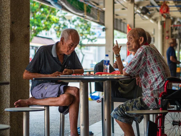 Singapur, 12 Nisan 2019 - Yaşlı erkek emekliler / emekliler Çin satrancının tadını çıkarıyorlar