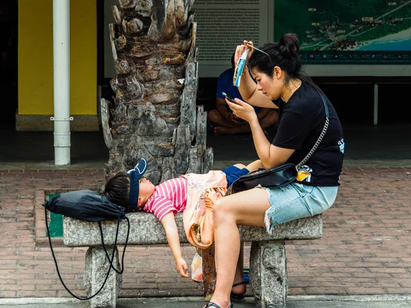 Nanshan Kültür Parkı, Hainan, Çin - 5 Mar 2019 - Çinli bir çocuk annesi ona bakarken uyuyor 