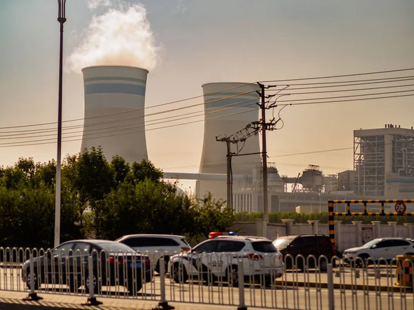 Tianjin, Çin - 7 Ekim 19 - otoyolun yanındaki nükleer santral