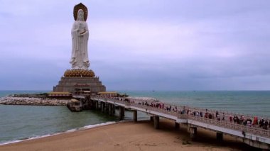 Nanshan Kültür Parkı, Hainan, Çin - Nanshan Kültür Parkı 'nda bulunan Merhamet Tanrıçası Guanyin / Guan Yin / Kuan Yin / Kwan Yin' in heykeline bağlı turistler ve dindarlar