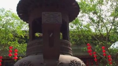 Çin 'in Hainan kentindeki Wenbifeng Çinli Taoist / Daoist tapınağının avlusunda geleneksel bir demir biblosunun kavisli çekimi.