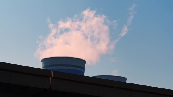 Närbild Skorsten Kyltorn Från Ett Kärnkraftverk Kina Som Släpper Plym — Stockvideo