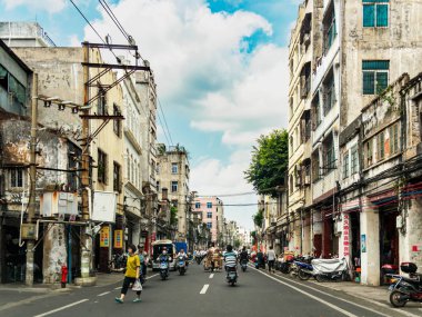 Haikou, Hainan, Çin - Mar 2 2019 - Sürücüler ve yayalar