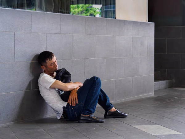 Singapur - 5 Nisan 2019 - Mezardan çıkarılmış bir adam kenarda uyuyor
