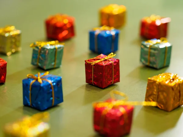 Parlak kağıt ve kurdelelere sarılı hediyeler. Noel / Xmas / B