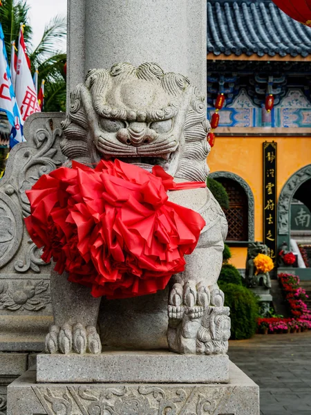 León guardián de piedra chino a la entrada de un templo chino —  Fotos de Stock