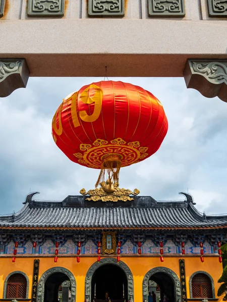 Linterna roja china colgando en la puerta de un taoísta chino t —  Fotos de Stock