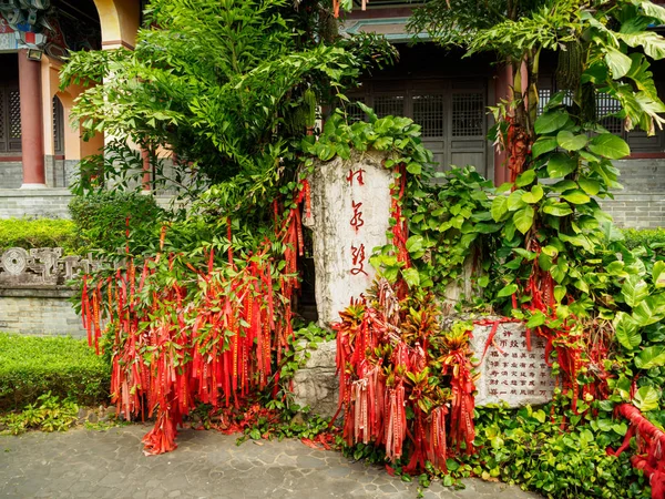 Red ribbons on a wishing tree at a Chinese temple in Hainan, Chi — Stock Photo, Image
