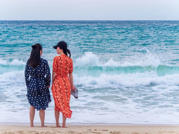 Sanya, Hainan, Çin - 4 Mar 2019 - 2 genç Asyalı Çinli kadın