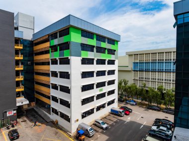 Singapur 3 Nisan 2019 B-Central, Bendemeer Yolu 'ndaki küçük işletmeler ve işletmeler için tasarlanan hafif endüstriyel bina / yassılaştırılmış fabrika / ofis binası.