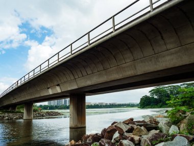 Demiryolu / metro / tren köprüsü Sin 'de bir göl / su deposu üzerinde.