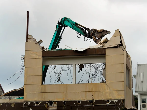 Grab crane demolishing a house / building — Stock Photo, Image