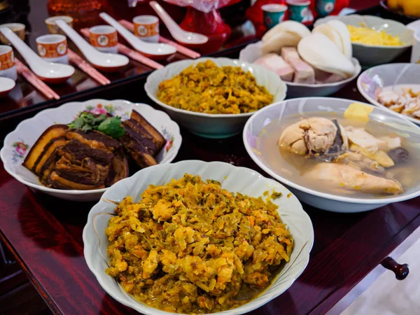 Asian Chinese ancestor worship - food offerings made to ancestor — Stock Photo, Image