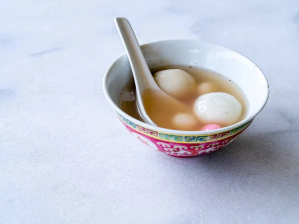 Bir kase tangyuan / tang yuan, geleneksel Çin çölü.