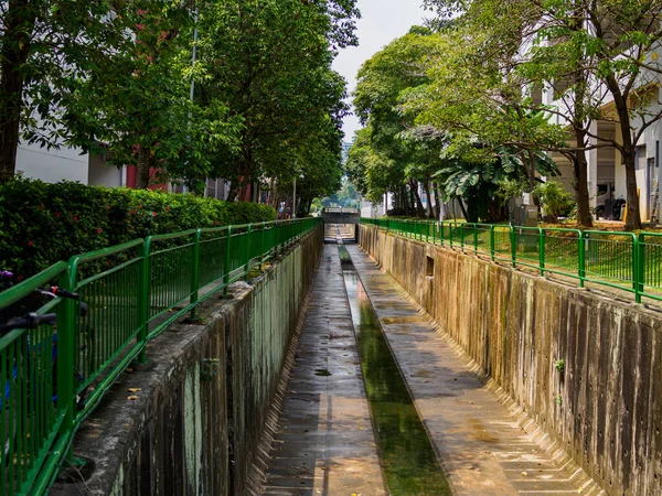 Canal de agua arbolado en una urbanización residencial i — Foto de Stock