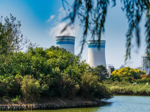 Nükleer enerji santralinin soğutma kuleleri ve bacaları...