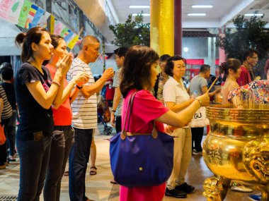 Singapur, 18 Mayıs 2019 - Dua edenlerin yan görünümü
