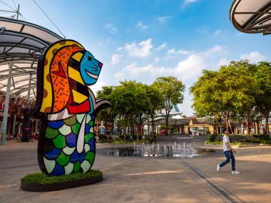 Resort World Sentosa 'daki Standee bayrağı, misafirlerden Covid-19 / Coronavirus durumuna dikkat etmelerini istiyor