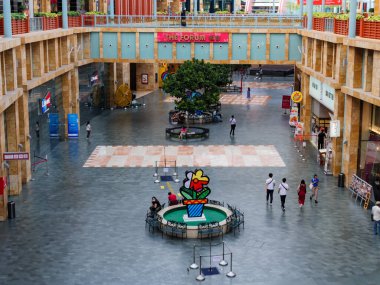 Resort World Sentosa 'daki Standee bayrağı, misafirlerden Covid-19 / Coronavirus durumuna dikkat etmelerini istiyor