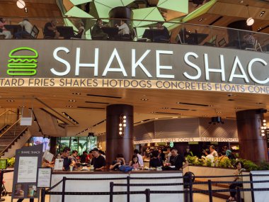 SINGAPORE 23 MAR 2020 Asyalı Çinli müşteriler Jewel Mall, Singapur Havaalanı 'ndaki Shake Shack fast food restoranında
